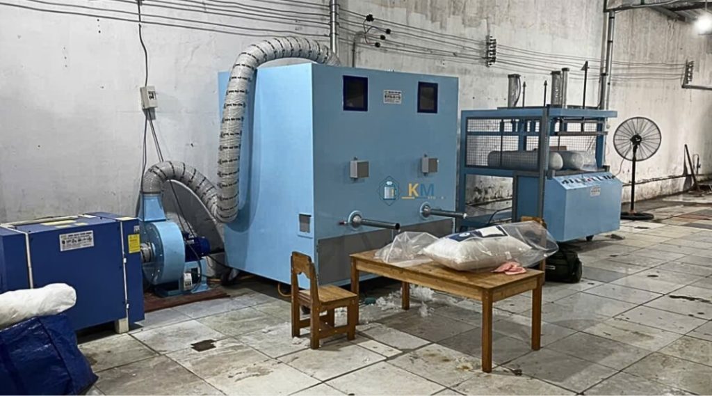 Khách hàng đặt mua cả một dây chuyền sản xuất để sản xuất gối