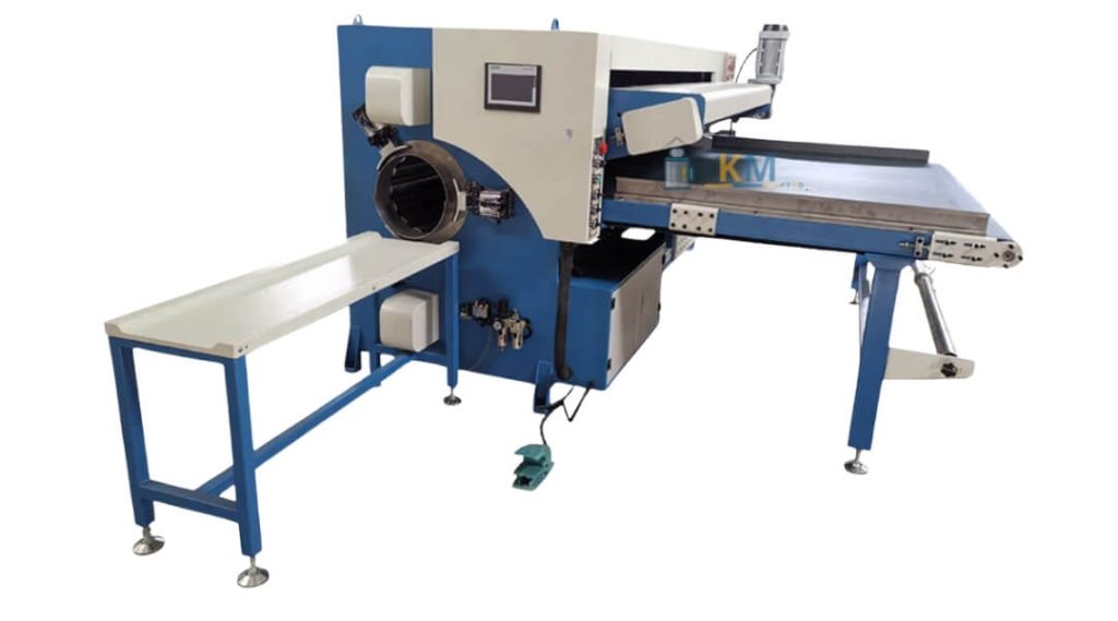 Máy KMRB-12 được trang bị bàn dài 200cm ngay đầu ra để tiếp nhận sản phẩm sau khi đóng gói