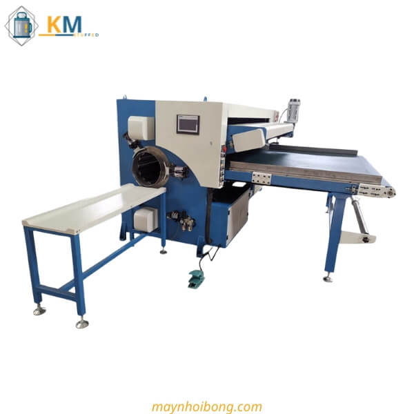 Máy KMRB-12 được trang bị bàn dài 200cm Máy KMRB-12 được trang bị bàn dài 200cm
