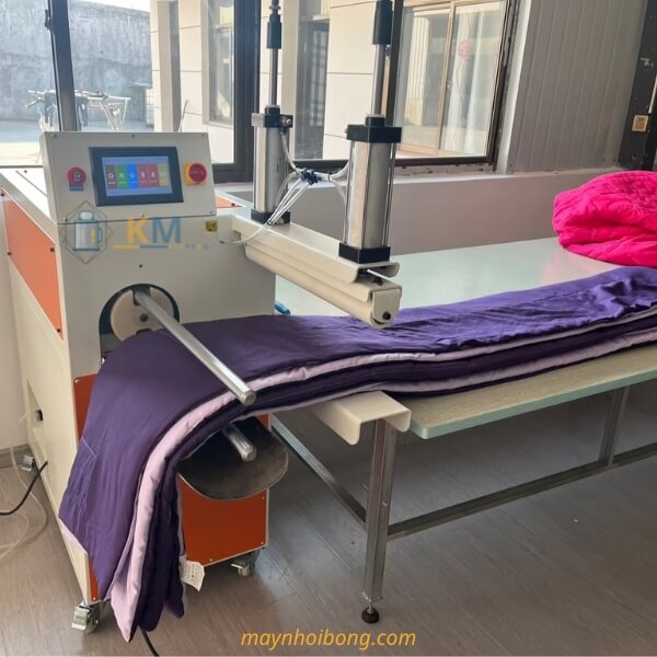 Test máy quấn chăn tại xưởng của khách hàng